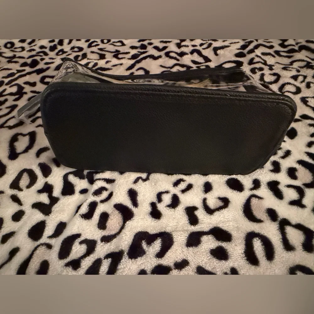 (2) Victoria's Secret travel make up bags - NWT 🖤💛
